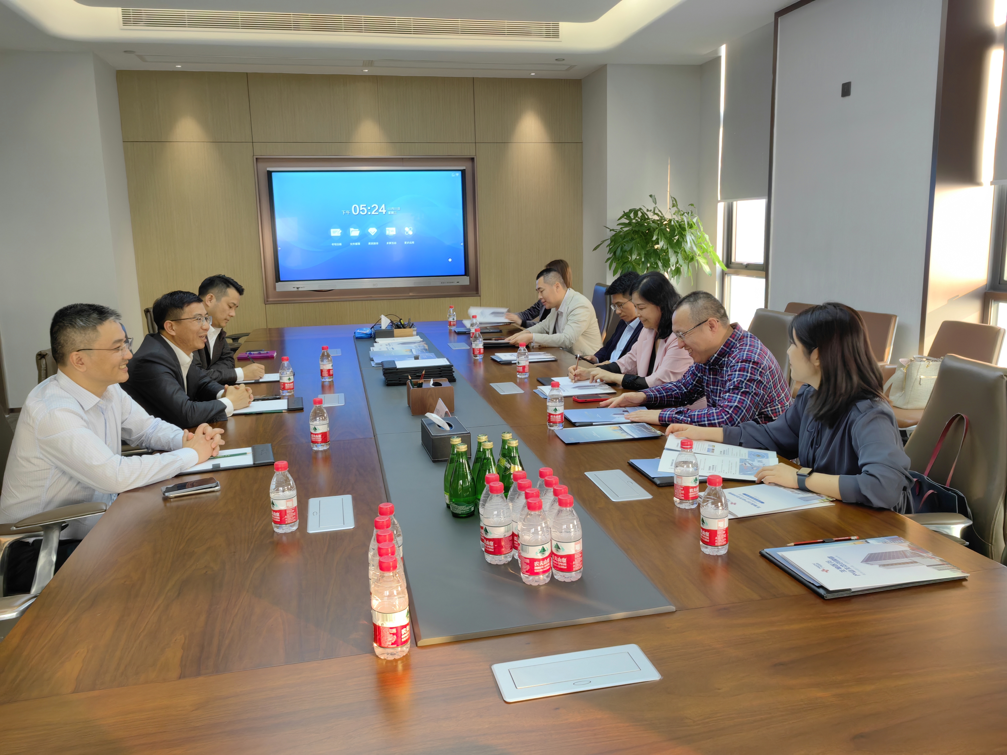 廣東省眼健康協(xié)會岳麗菁會長一行蒞臨廣東醫(yī)谷考察交流