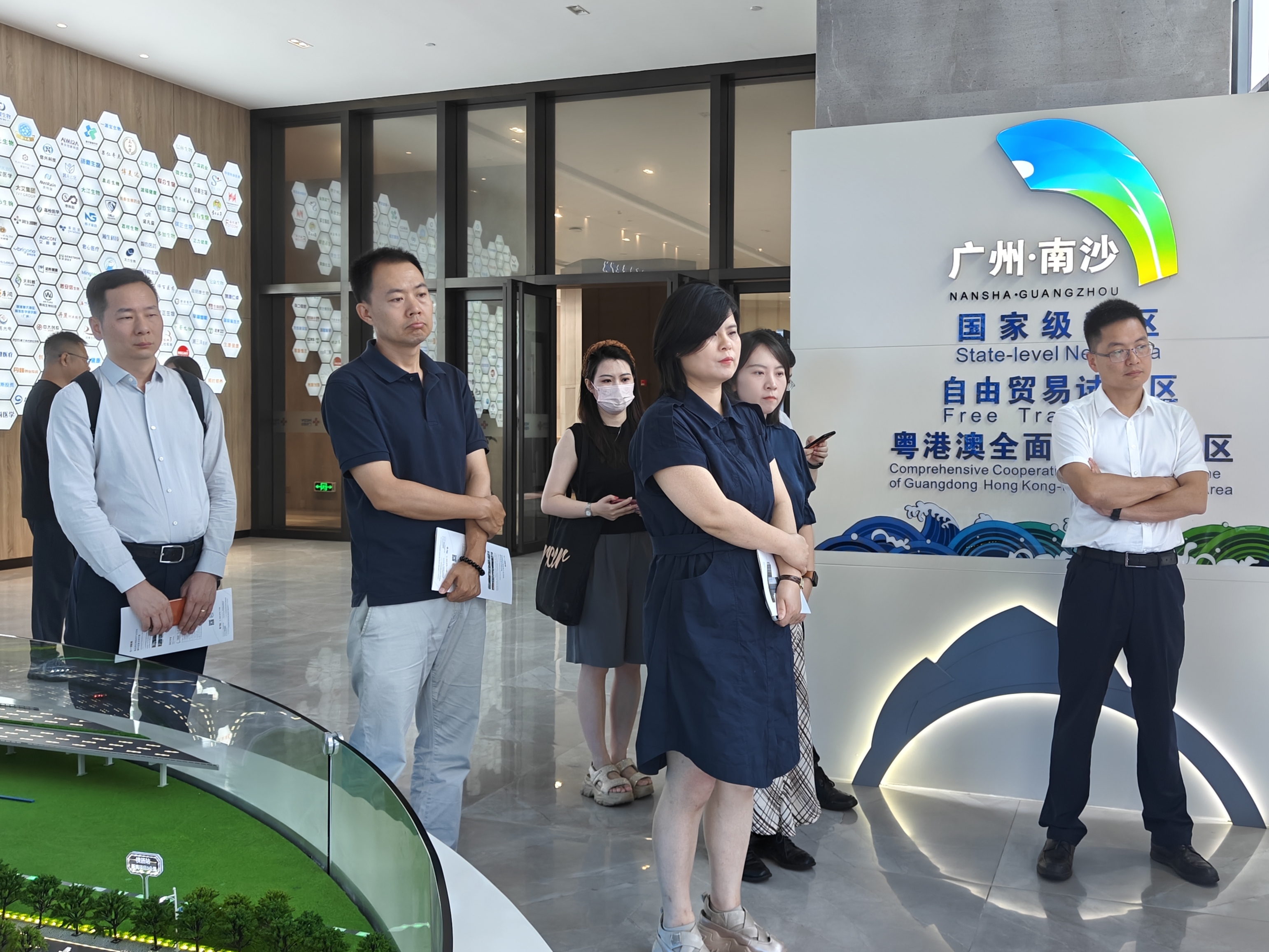 廣州市南沙區(qū)政府副區(qū)長陳國慶、中國高新技術(shù)產(chǎn)業(yè)導(dǎo)報社產(chǎn)業(yè)服務(wù)中心主任劉曉芹一行蒞臨廣東醫(yī)谷考察交流